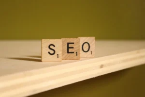 Wat is SEO in houten letters