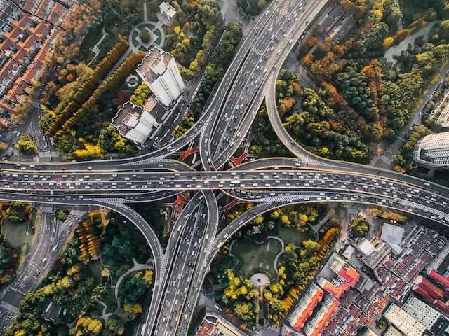 Een druk klaverblad knooppunt met veel verkeer als visuele representatie van goede SEO resultaten