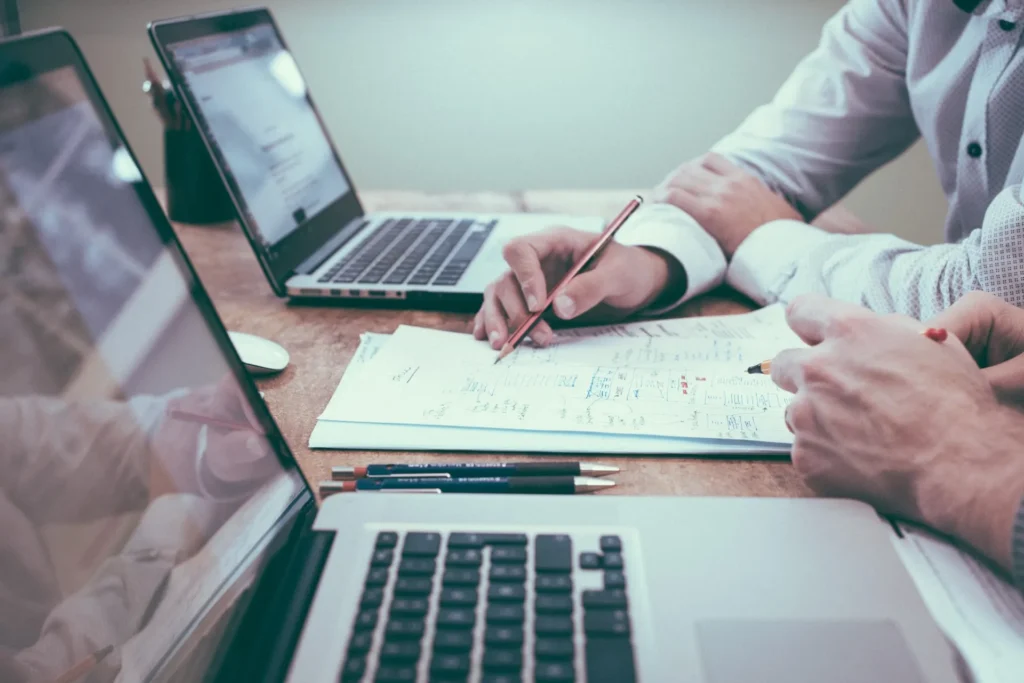 Mensen die een online marketing audit uitvoeren