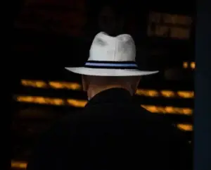 Man met witte hoed om White Hat SEO te symboliseren