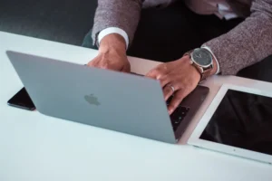 Persoon die werkt aan een SEO header op een Apple laptop